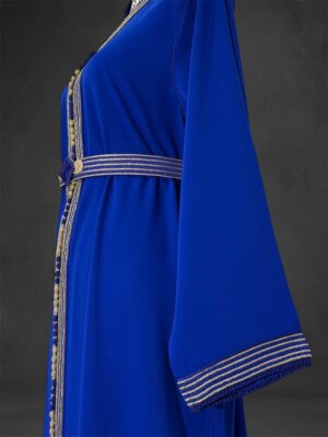 Caftan aux bordures dorées