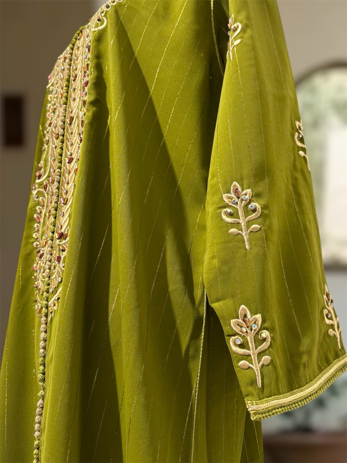 Caftan à perles brodées