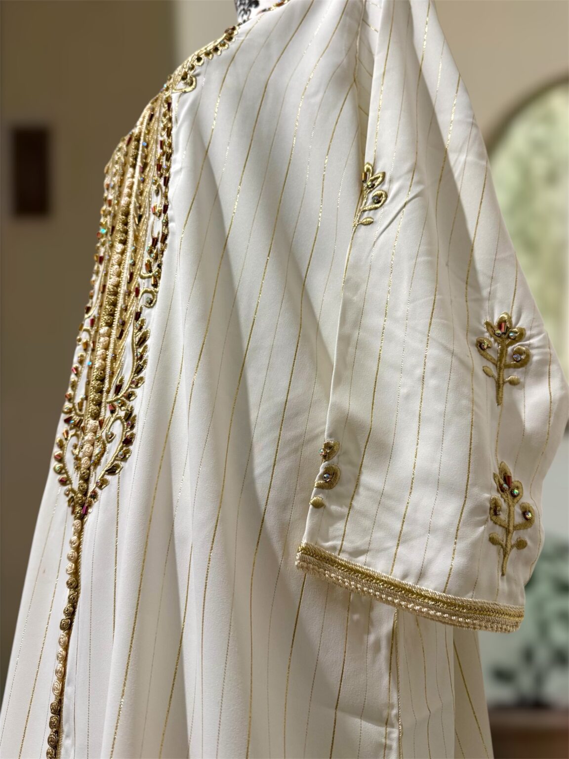 Caftan à perles brodées